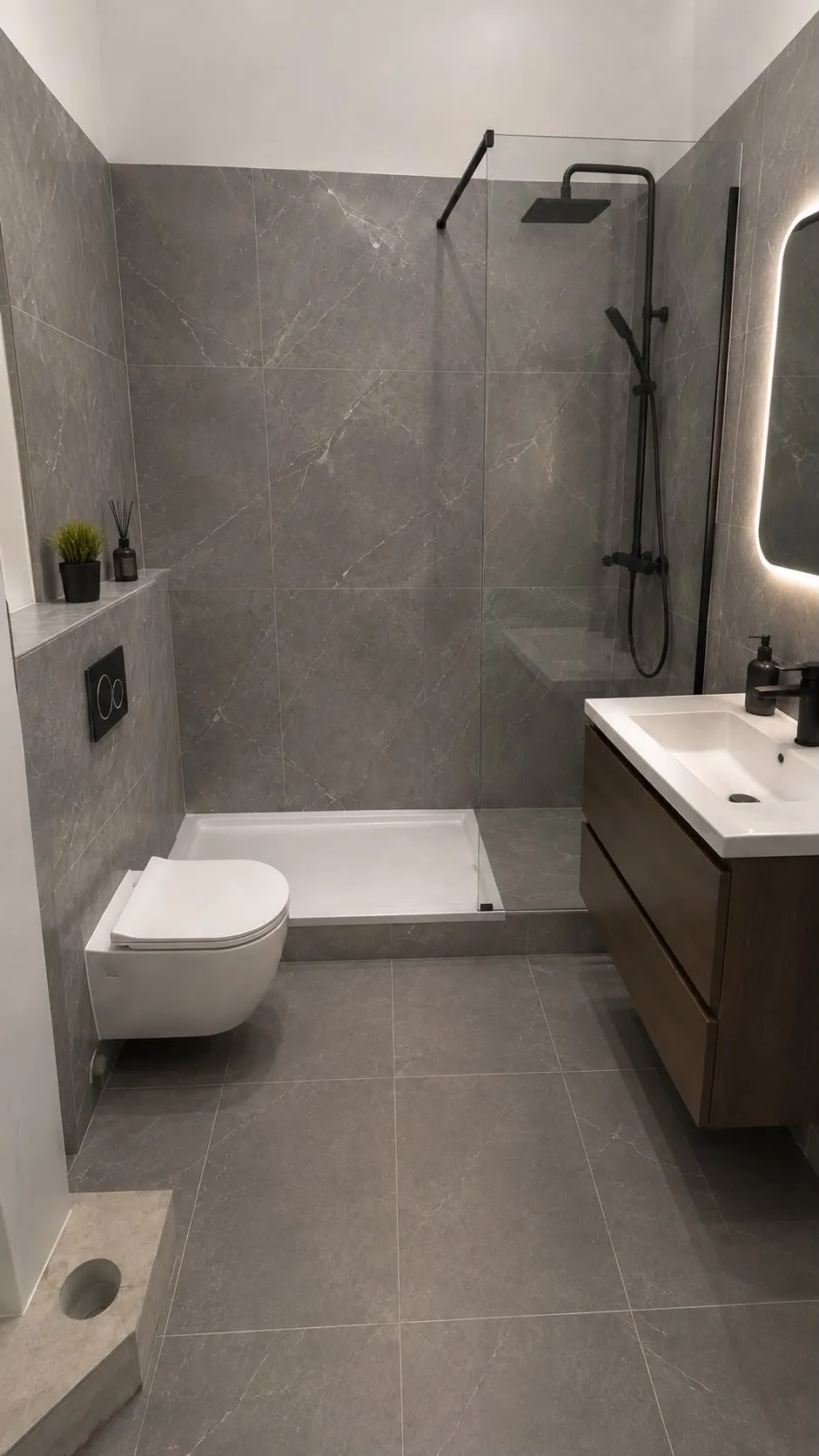 Modernes Badezimmer mit großformatigen Fliesen, bodengleicher Dusche und LED-Spiegel